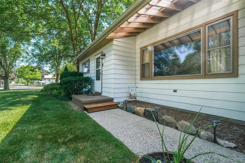 9175 Bernice Drive, Pinckney, MI 48169 — Photo 4