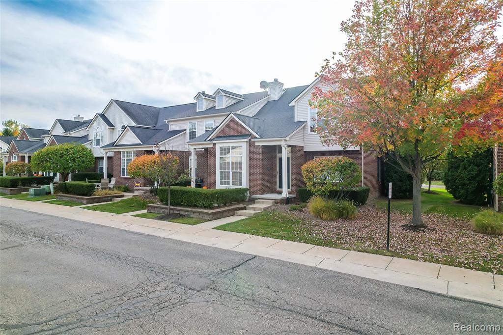31204 Alexa Drive, Commerce Twp, MI 48390 — Photo 2