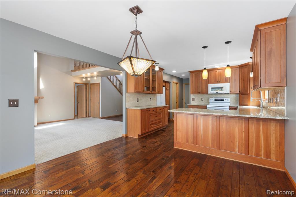 501 Alexander Drive, Commerce Twp, MI 48390 — Photo 8