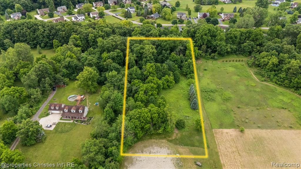 22150 Donnas Drive Street, South Lyon, MI 48178