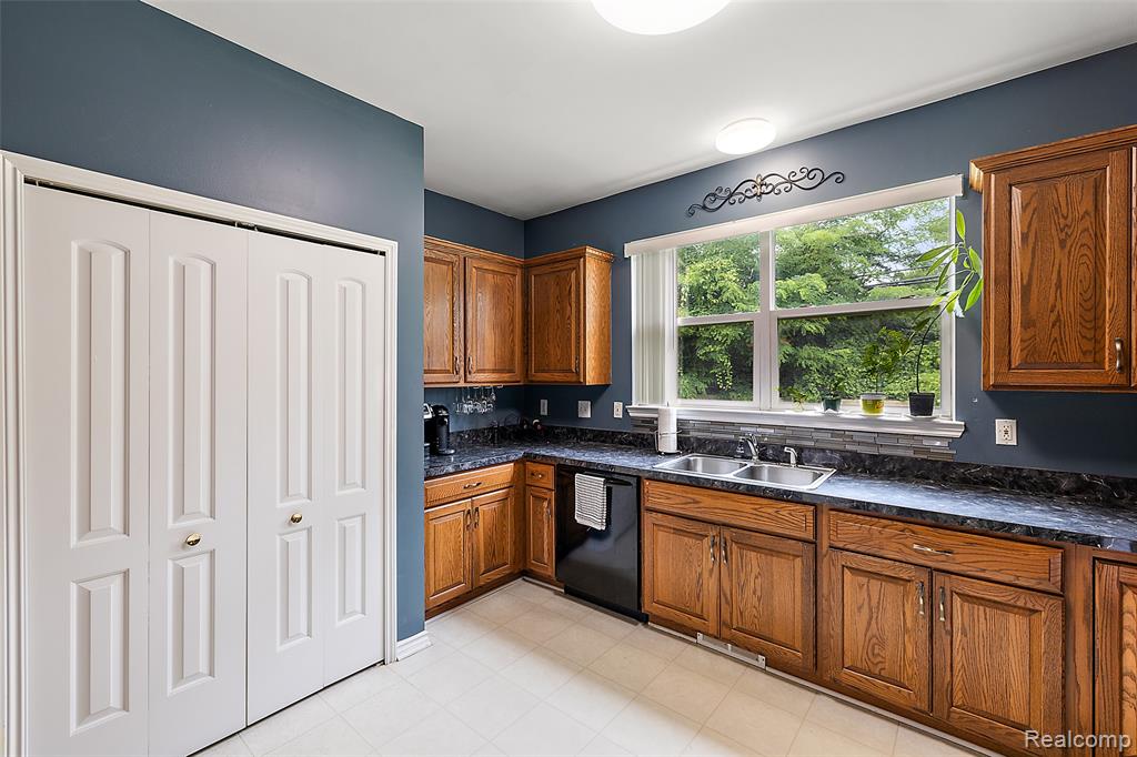 19208 W 11 Mile Road, Lathrup Village, MI 48076 — Photo 30