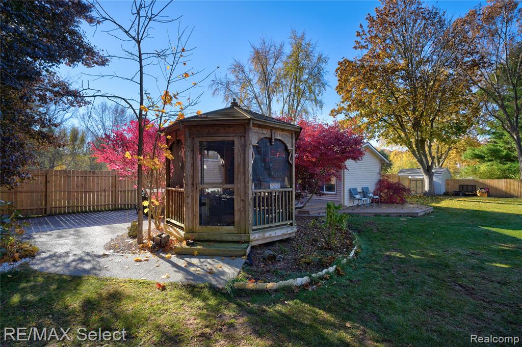 9367 Longmeadow Court, Fenton, MI 48430 — Photo 11