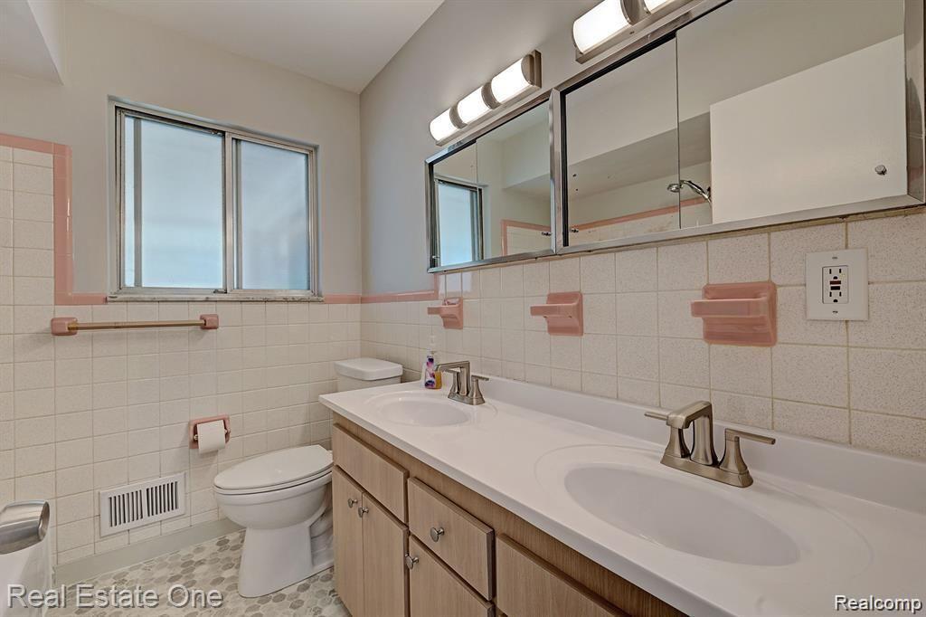 45752 JEFFERSON Avenue, Chesterfield, MI 48047 — Photo 19