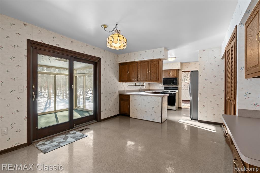 6313 Kiev Street, West Bloomfield, MI 48324 — Photo 18