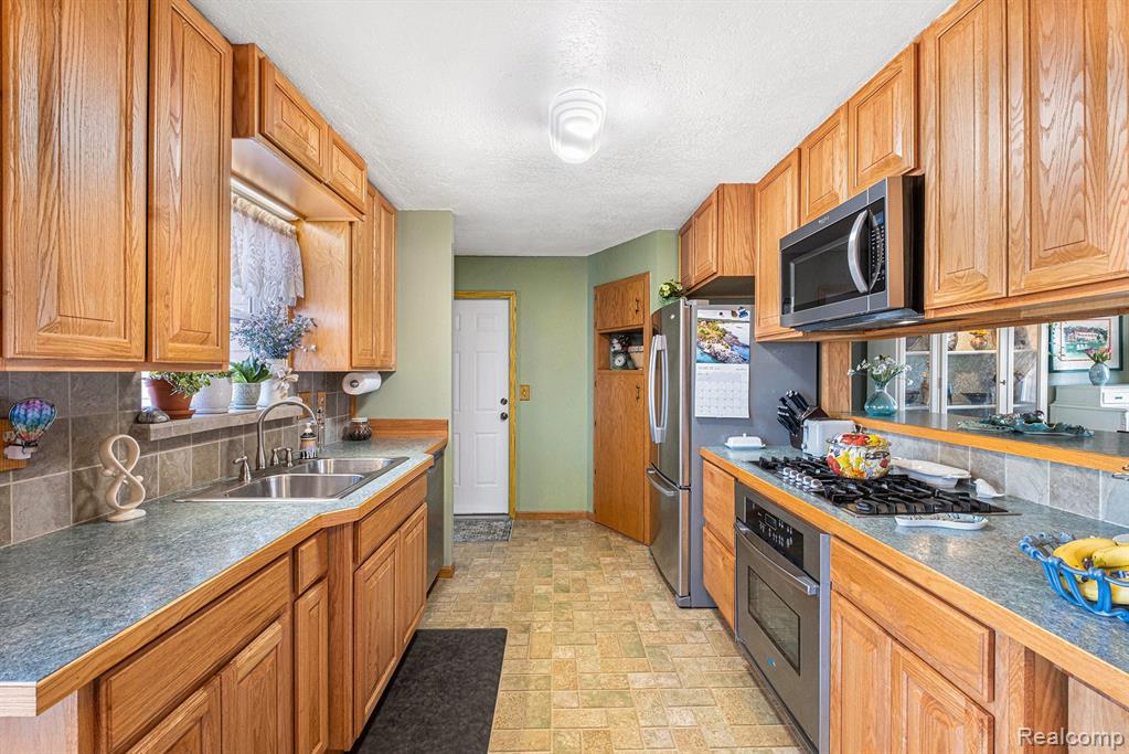 6063 E MAPLE Avenue, Grand Blanc, MI 48439 — Photo 8