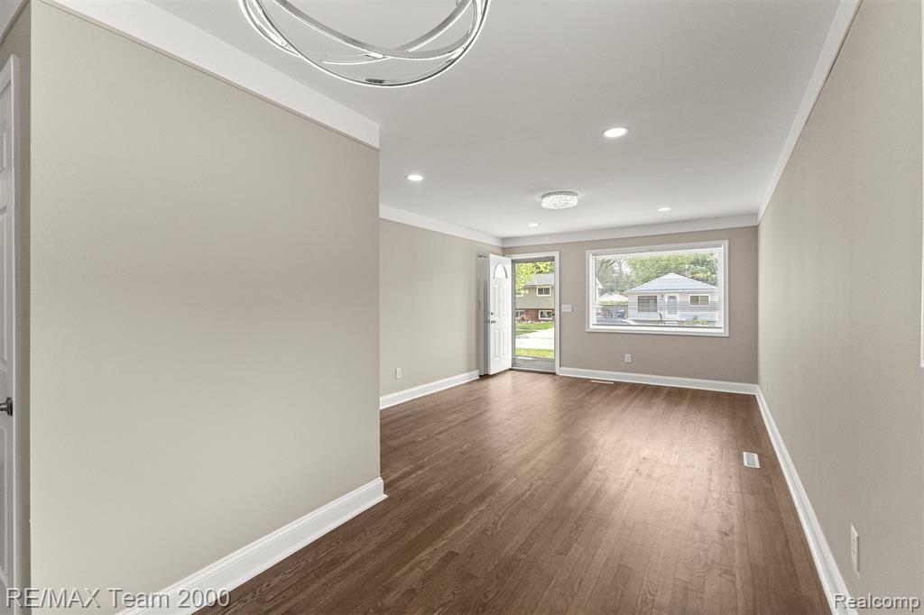 4652 Raymond Avenue, Dearborn Heights, MI 48125 — Photo 11
