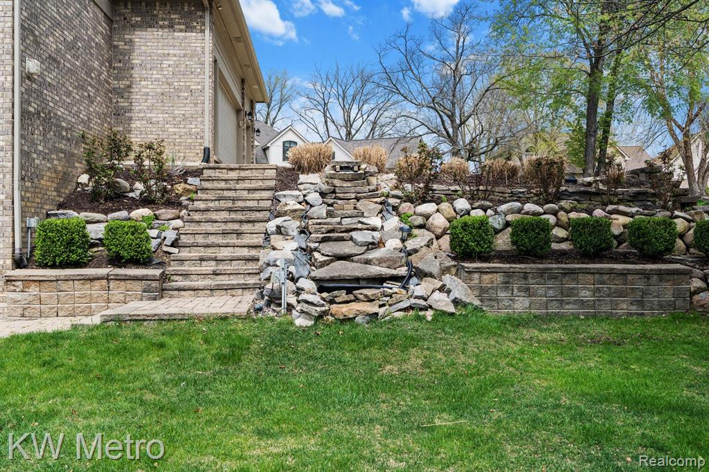 9025 HURON BLUFFS Drive, White Lake, MI — Photo 36