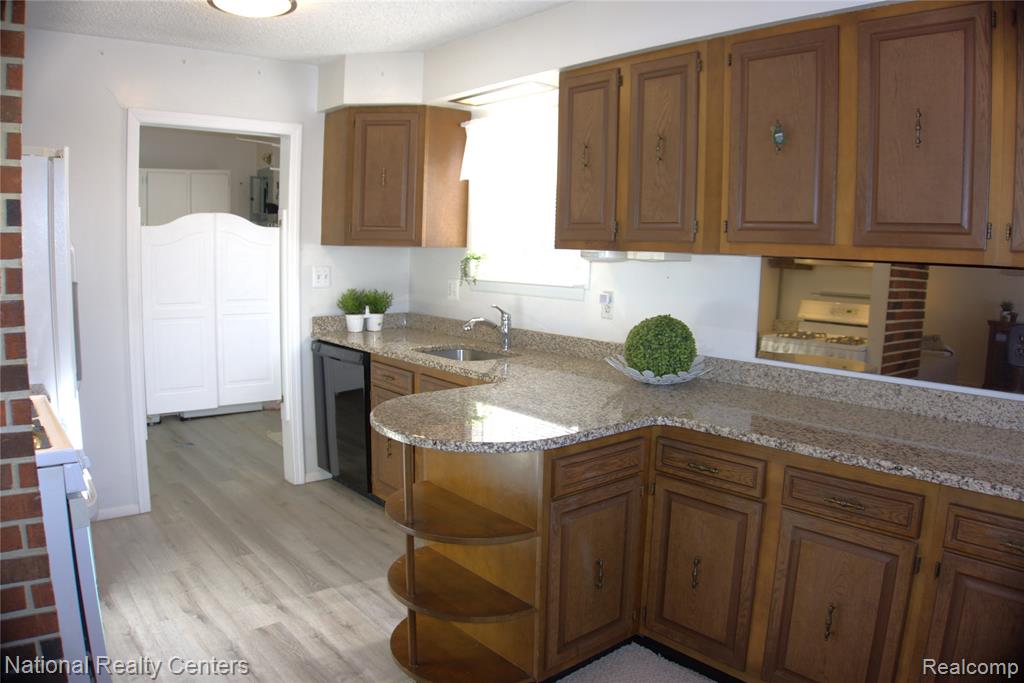 8074 Nightingale Street, Dearborn Heights, MI 48127 — Photo 6