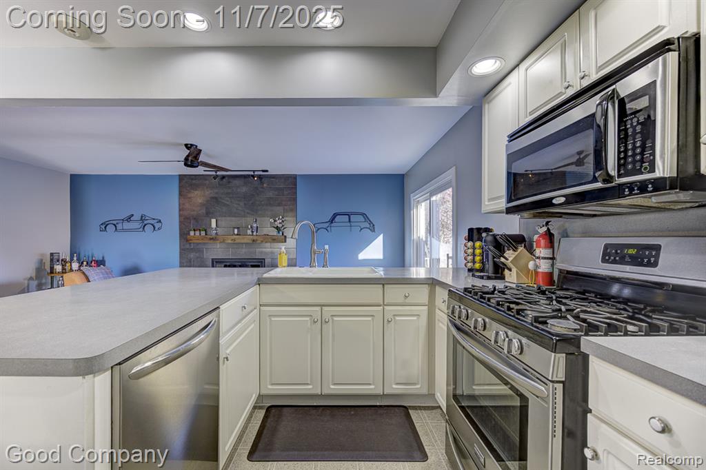 583 Manchester Street, Madison Heights, MI 48071 — Photo 11