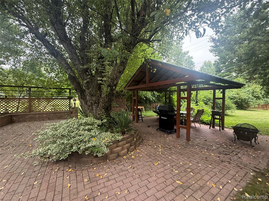 6715 Elizabeth Lake Road, Waterford, MI 48327 — Photo 27