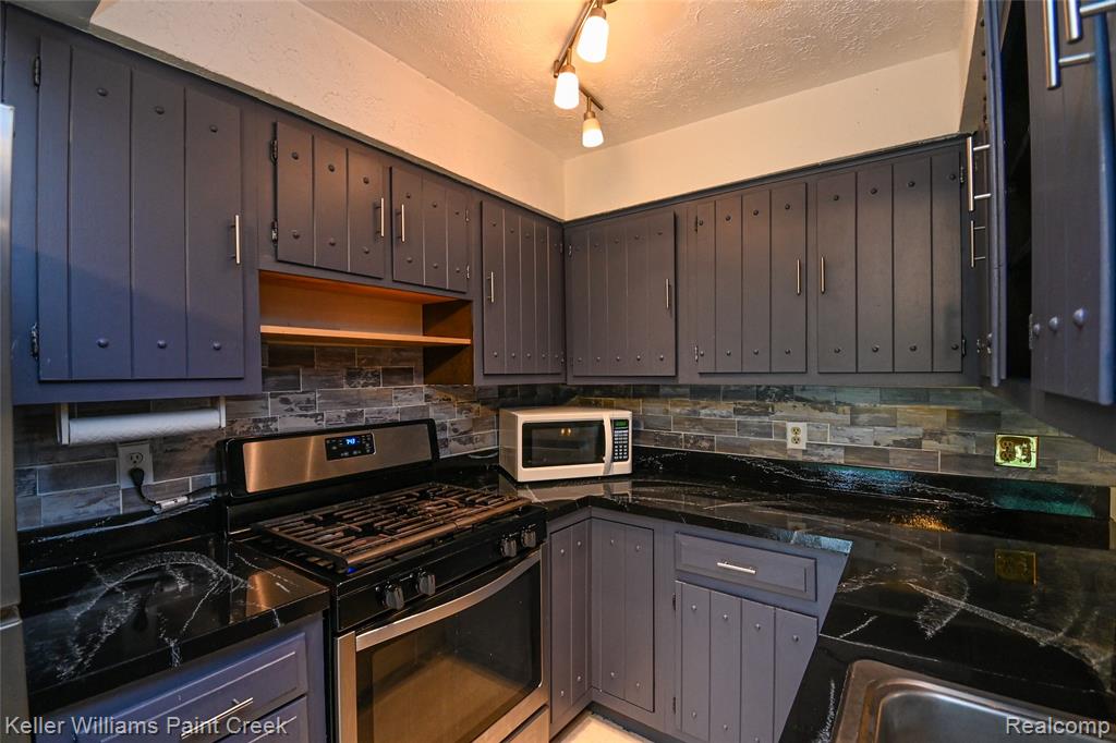 6903 Dandison Boulevard, West Bloomfield, MI 48324 — Photo 12