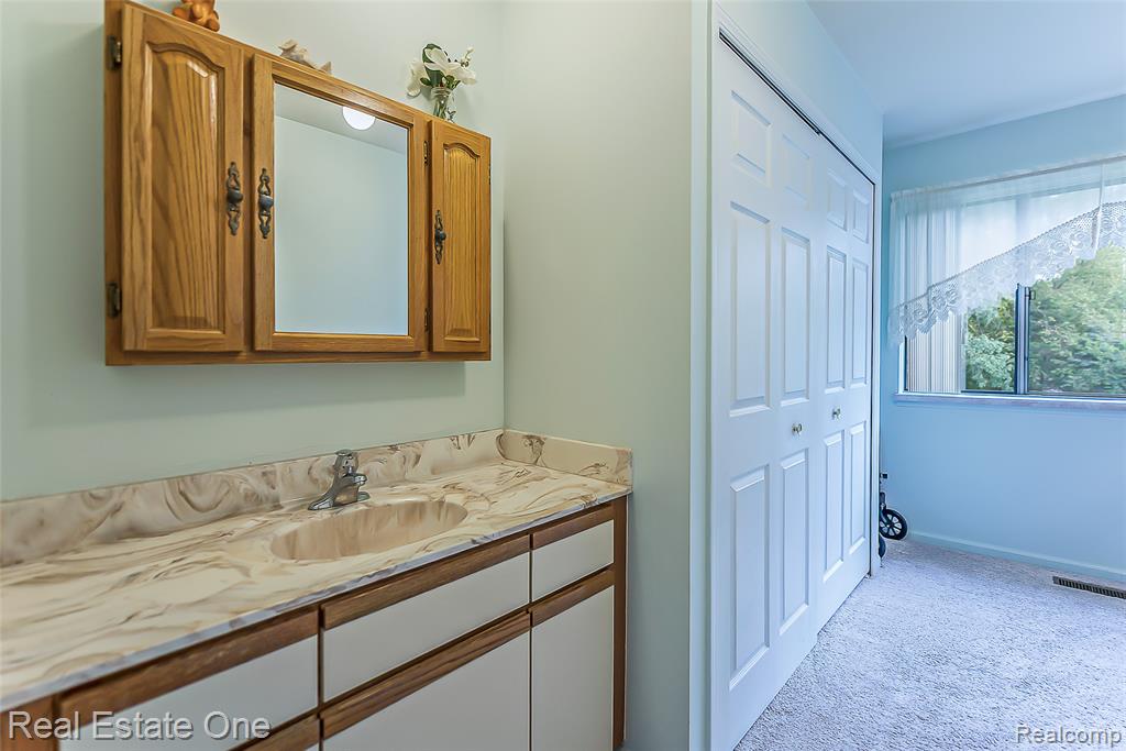 62511 RALEIGH Court, 5, South Lyon, MI 48178 — Photo 21