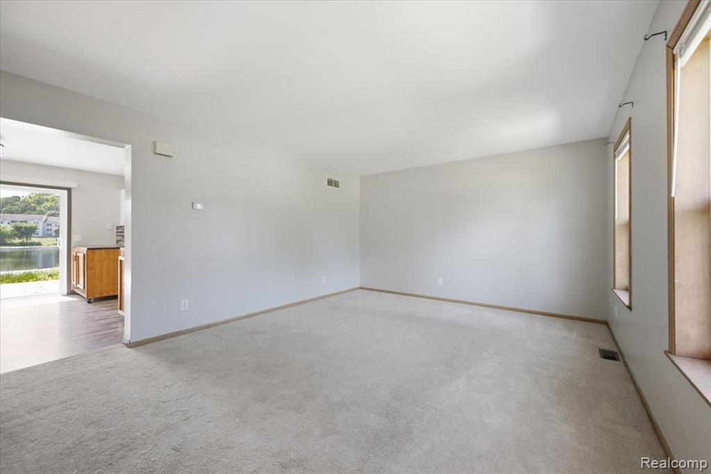 879 Barren Oaks Drive, Pontiac, MI 48341 — Photo 9