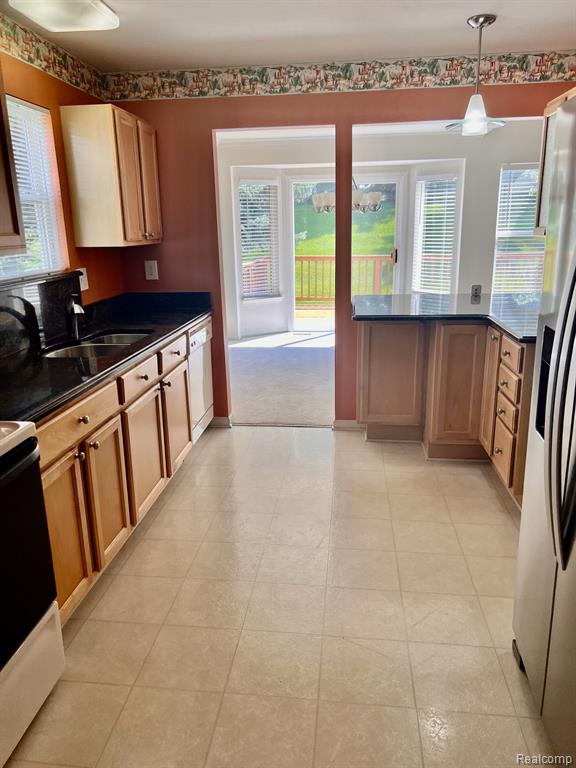553 WOODHAVEN Drive, Commerce Twp, MI 48390 — Photo 8