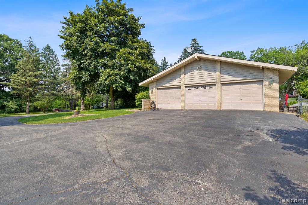 54655 PONTIAC Trail, Milford, MI 48381 — Photo 40