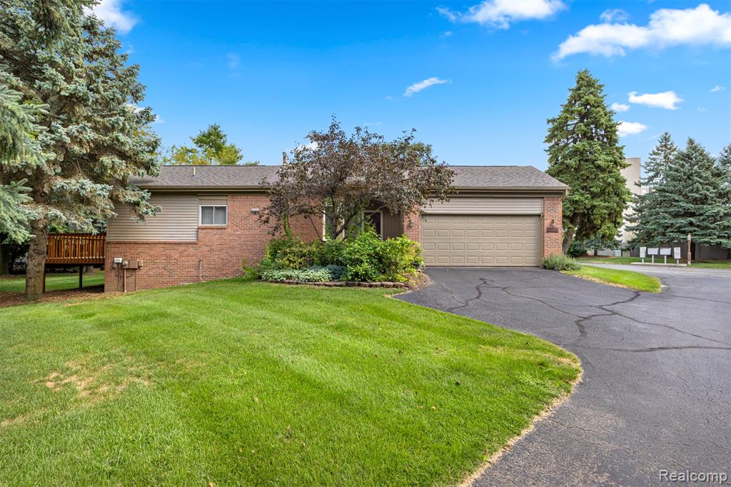 6546 Quail Run Circle, Westland, MI — Photo 2