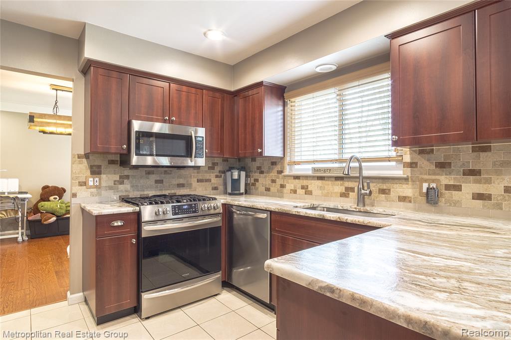 6364 Pinecroft Drive, West Bloomfield, MI — Photo 10