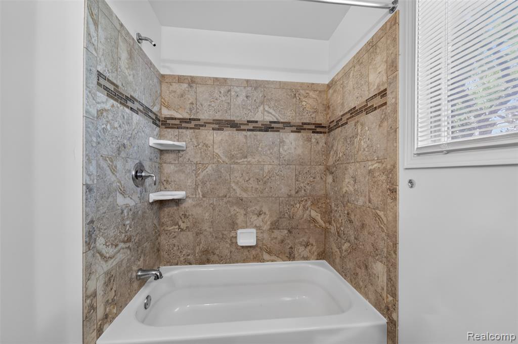 20471 Hollywood Street, Harper Woods, MI 48225 — Photo 35