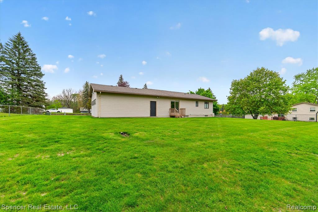 5988 Waldon Road, Clarkston, MI — Photo 35