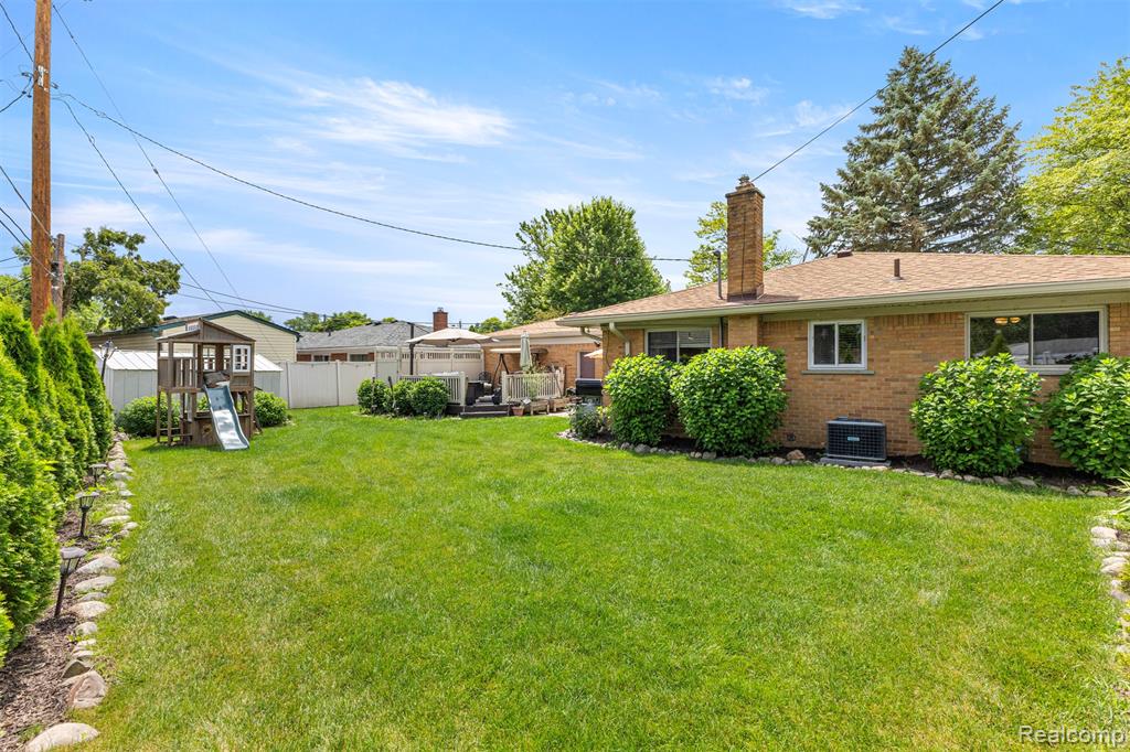8570 Rockland Street, Dearborn Heights, MI 48127 — Photo 40