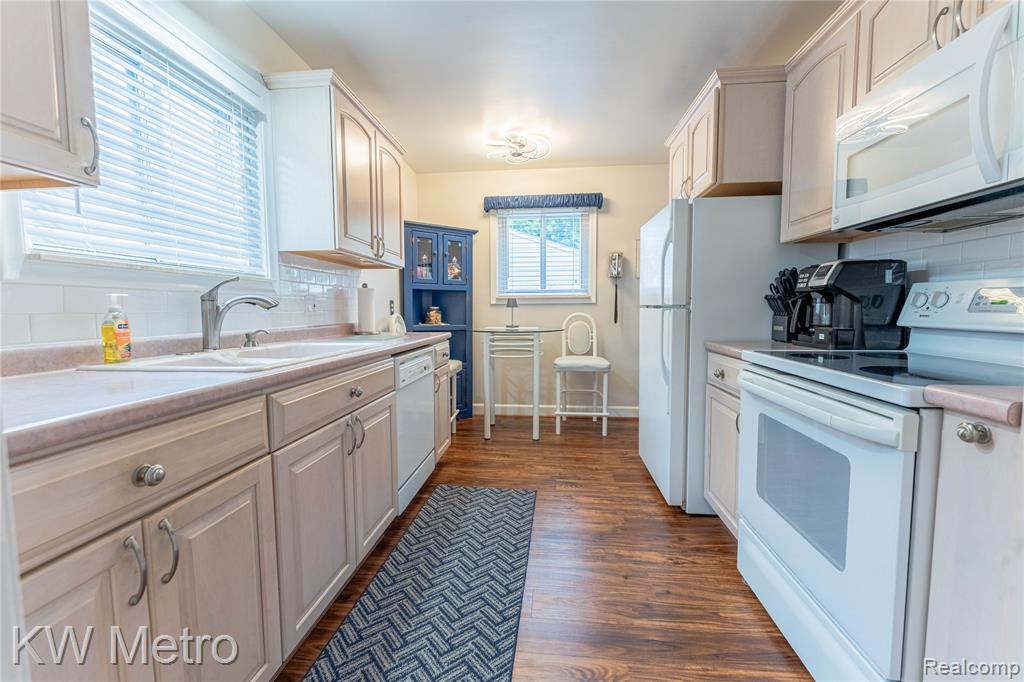 8487 Salem Lane, Dearborn Heights, MI 48127 — Photo 10