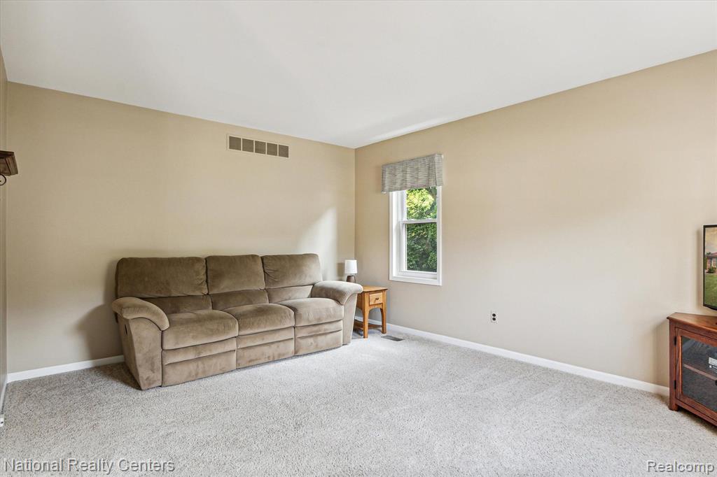 42372 COTSWOLD Court, Northville, MI 48168 — Photo 6