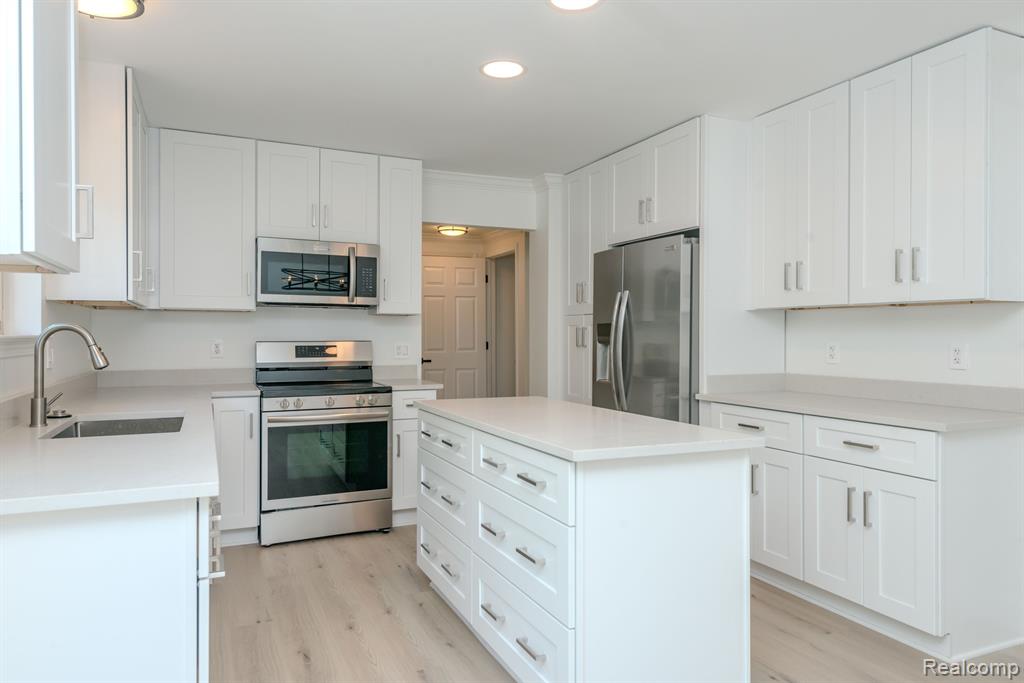 526 COVE VIEW Drive, Waterford, MI 48327 — Photo 14