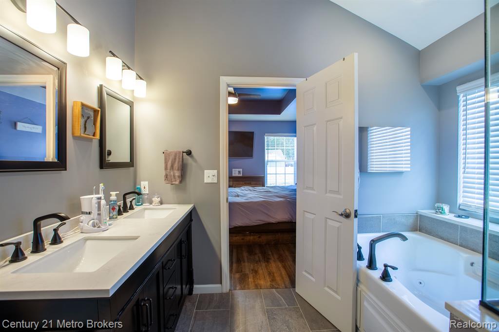 12141 COUNTRY RUN Drive, Birch Run, MI 48415 — Photo 16