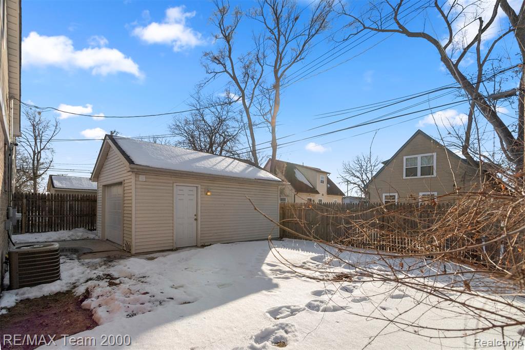 21025 Glen Lodge Road, Ferndale, MI 48220 — Photo 42