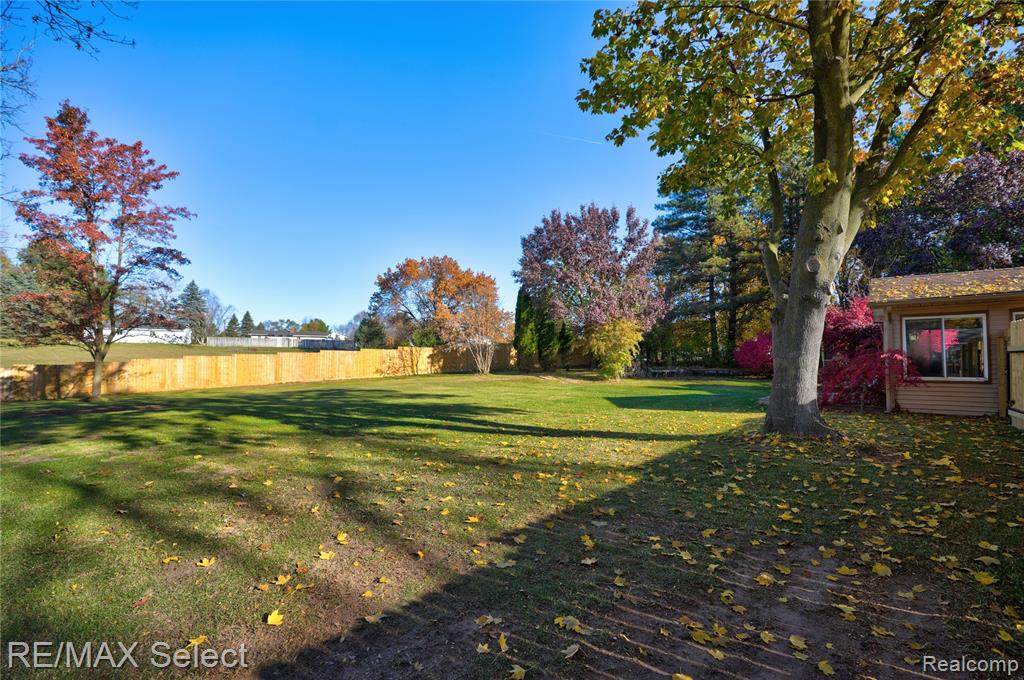 9367 Longmeadow Court, Fenton, MI 48430 — Photo 8
