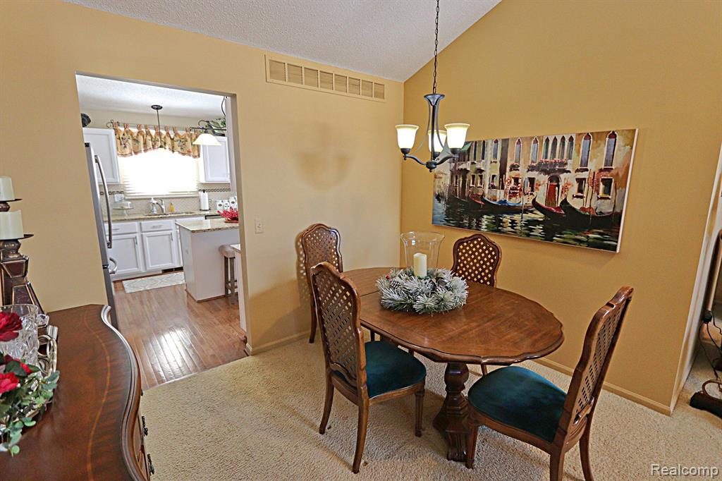 35053 KNOLLWOOD Lane, Farmington Hills, MI 48335 — Photo 24