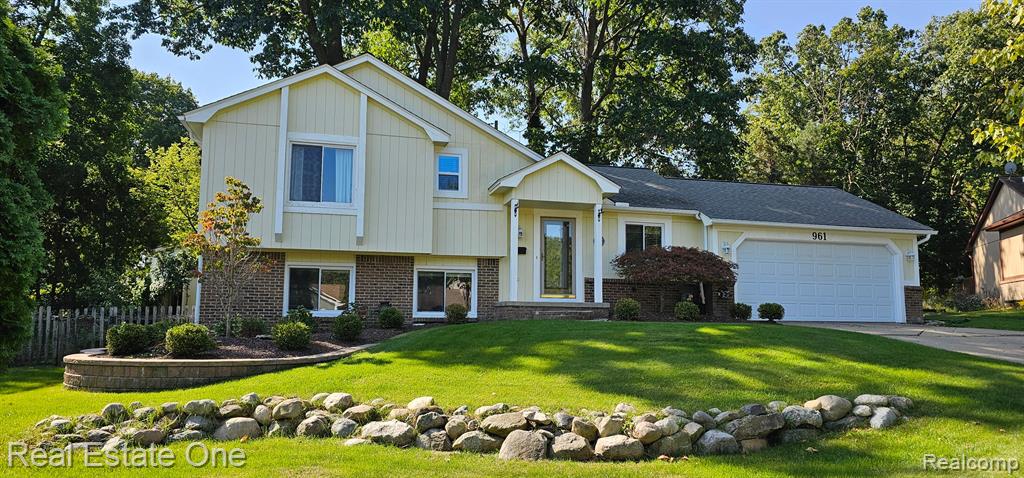 961 Abbey Lane, Milford, MI 48381 — front exterior