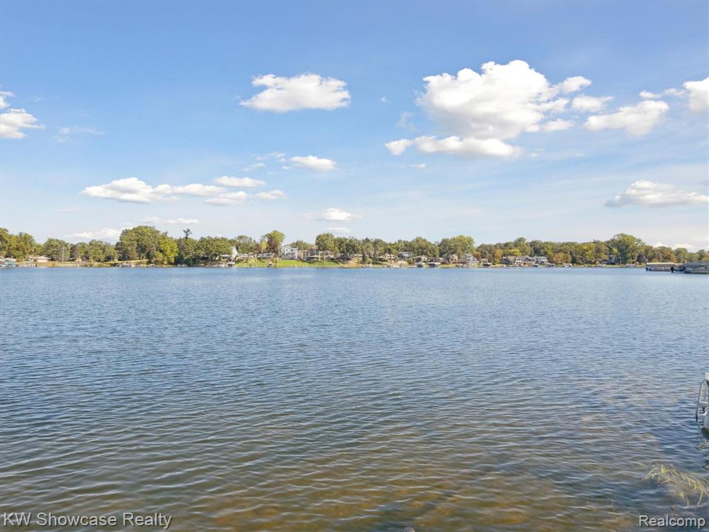 688 Wolverine Drive, Walled Lake, MI 48390 — Photo 10