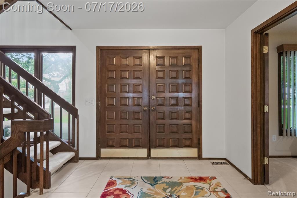 5863 Seville Circle, Orchard Lake Village, MI 48324 — Photo 11