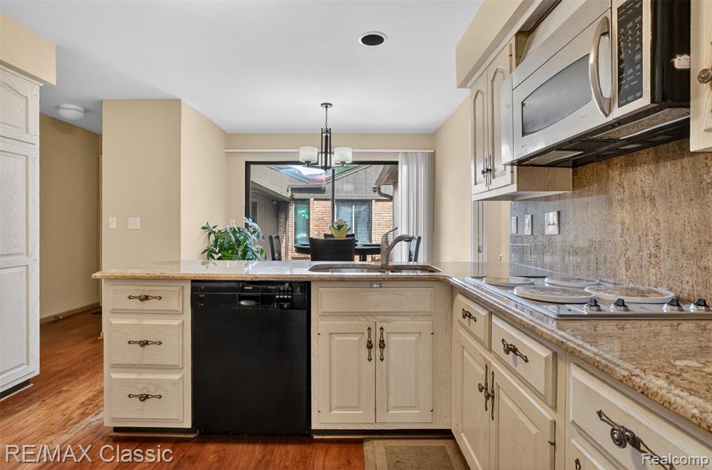 2061 Burgundy Street, West Bloomfield, MI 48323 — Photo 27