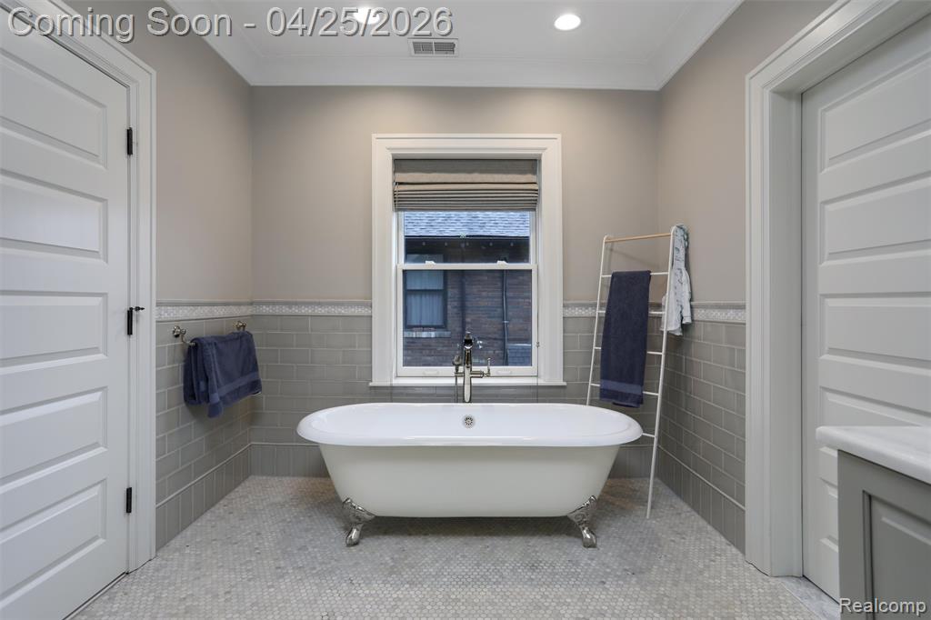 658 Pallister, Detroit, MI 48202 — Photo 36
