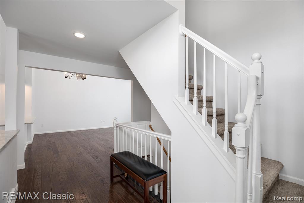 916 VILLAGE Way, South Lyon, MI 48178 — Photo 6