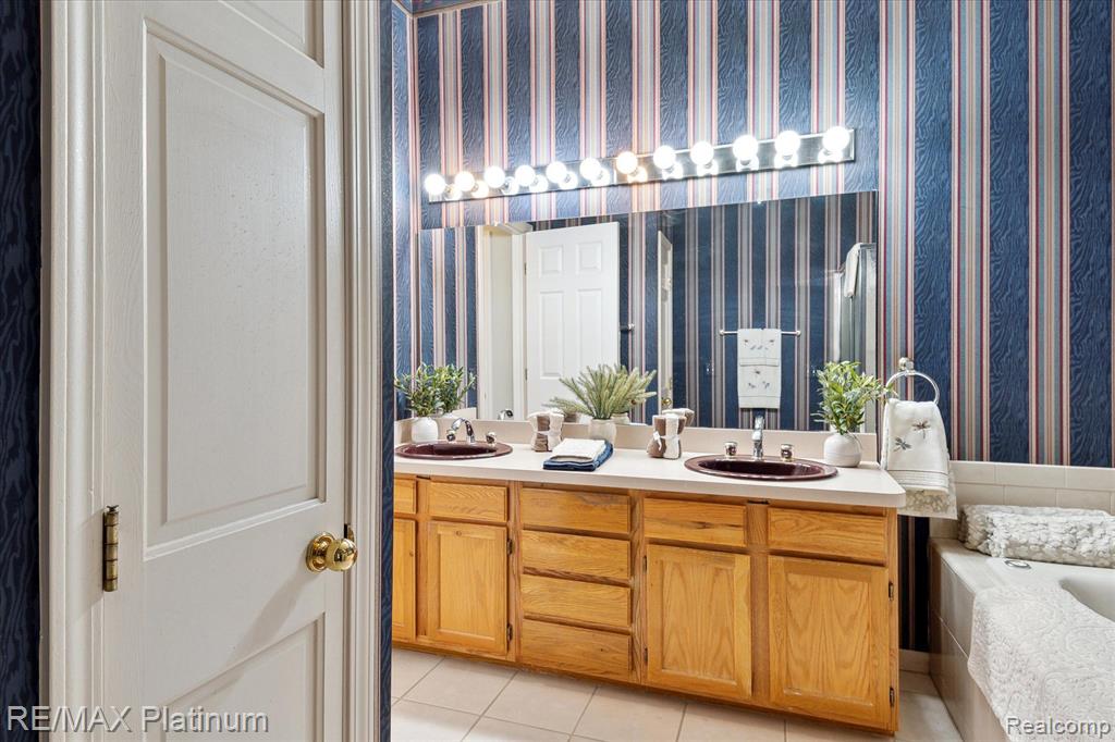 4823 FAIRWAYS Drive, Brighton, MI 48116 — Photo 28