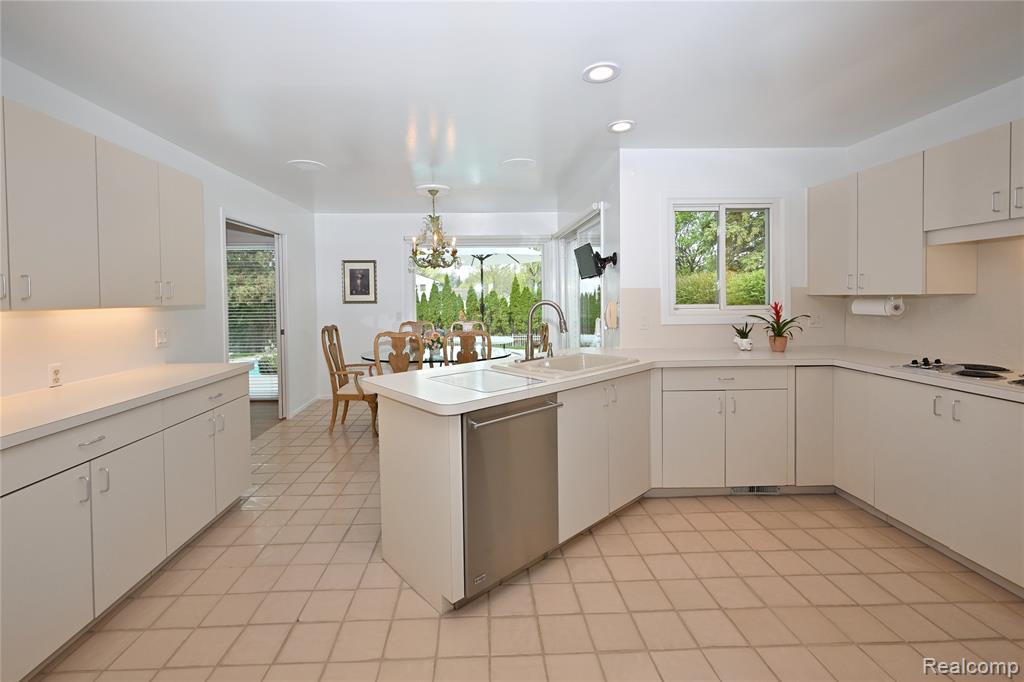 6020 Orchard Ridge Court, West Bloomfield, MI — Photo 9