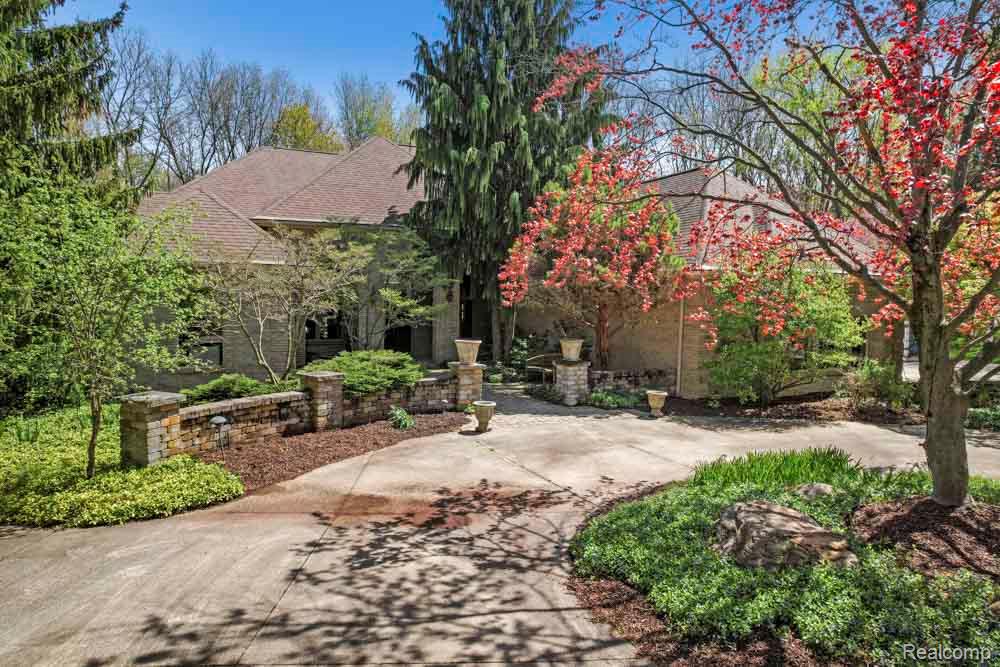 1293 HUNTCLIFF Court, Milford, MI 48380 — front exterior