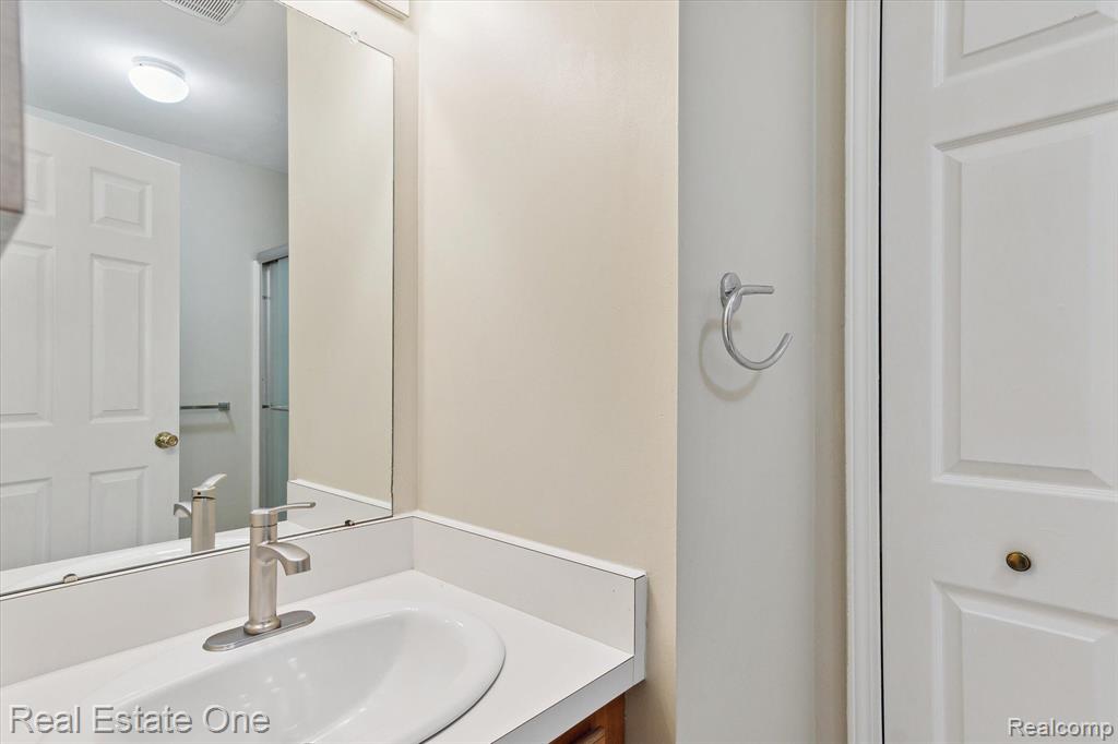 24762 Bashian Drive, Novi, MI — Photo 16