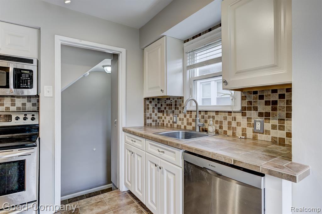 830 W HAZELHURST Street, Ferndale, MI 48220 — Photo 10