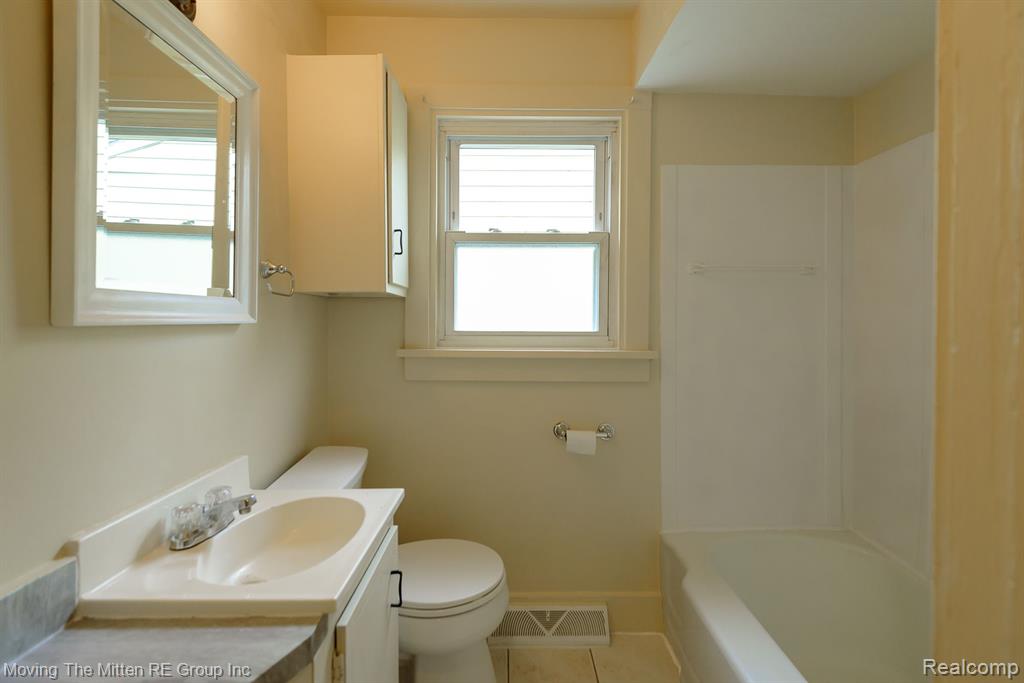 560 GREENLAWN Street, Ypsilanti, MI 48198 — Photo 17