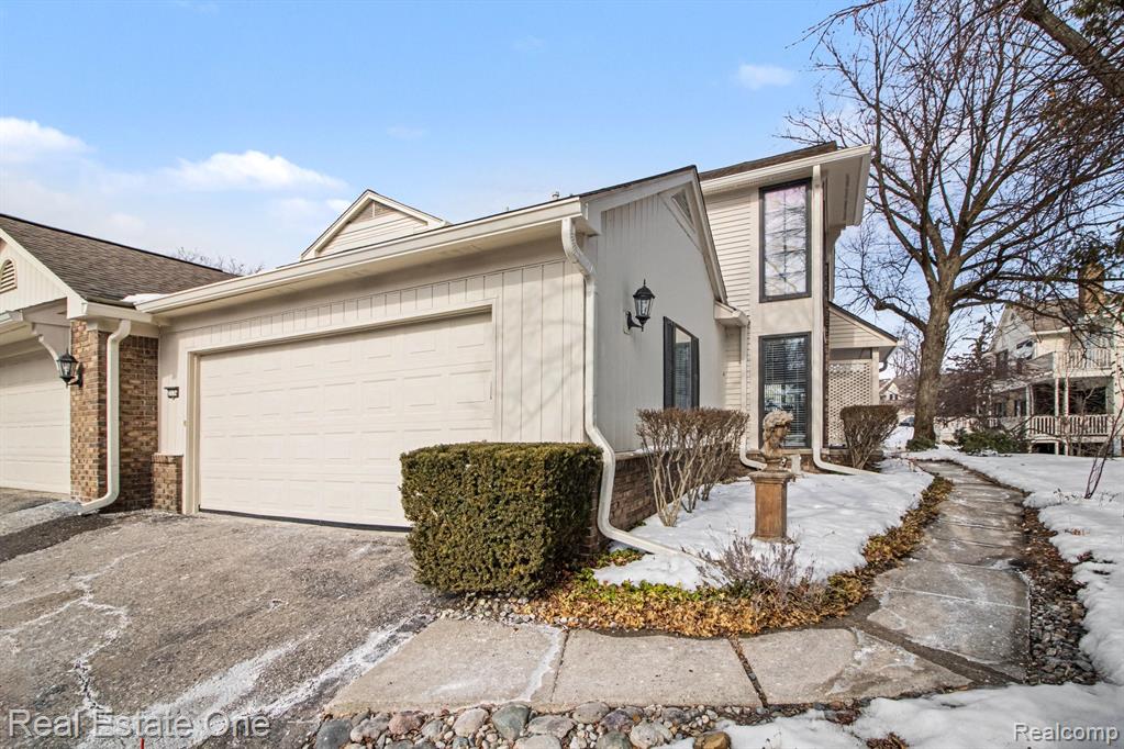 7174 Creeks Crossing, West Bloomfield, MI — Photo 2