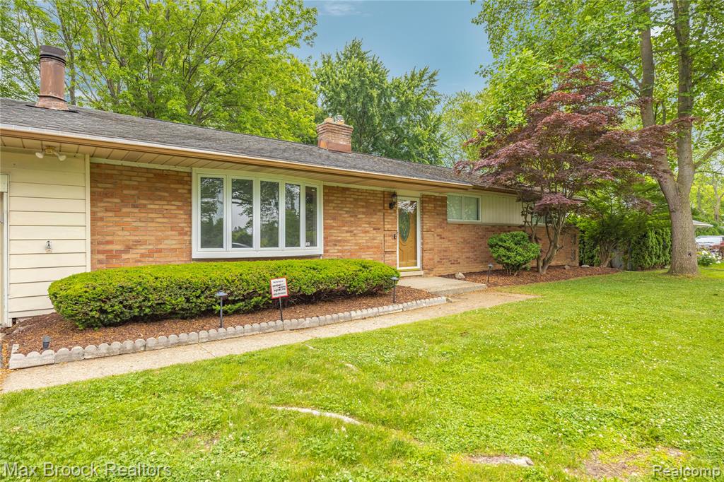 6695 Lahser Road, Bloomfield Hills, MI — front exterior