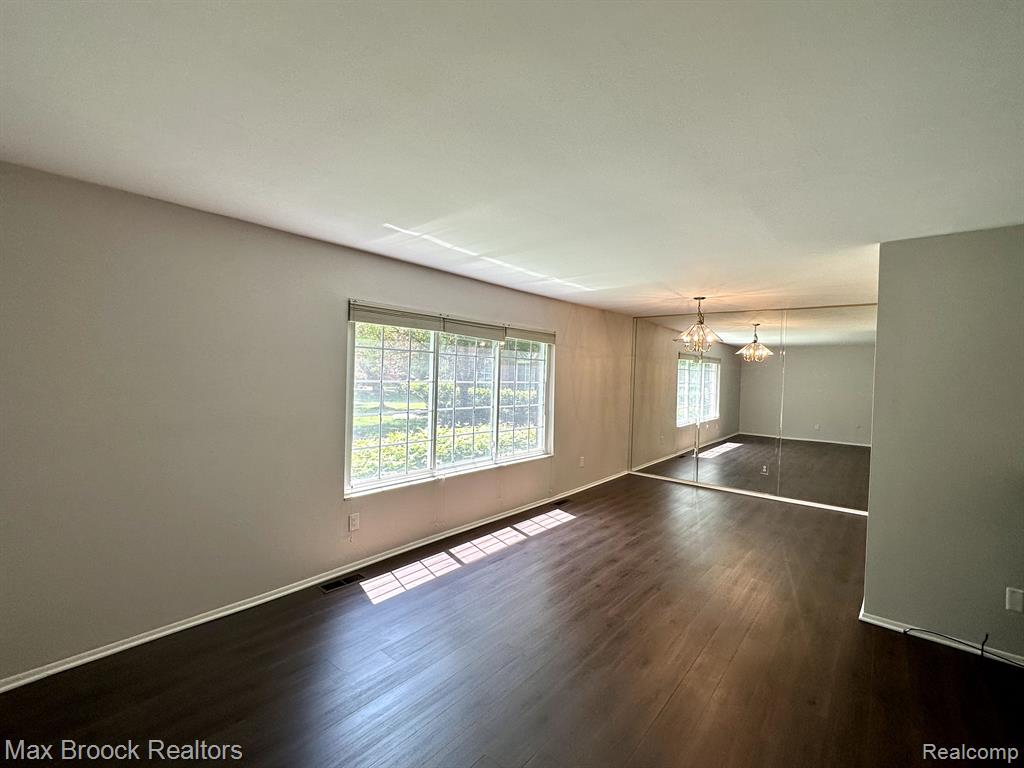 740 E FOX HILLS Drive, Bloomfield Hills, MI 48304 — Photo 9