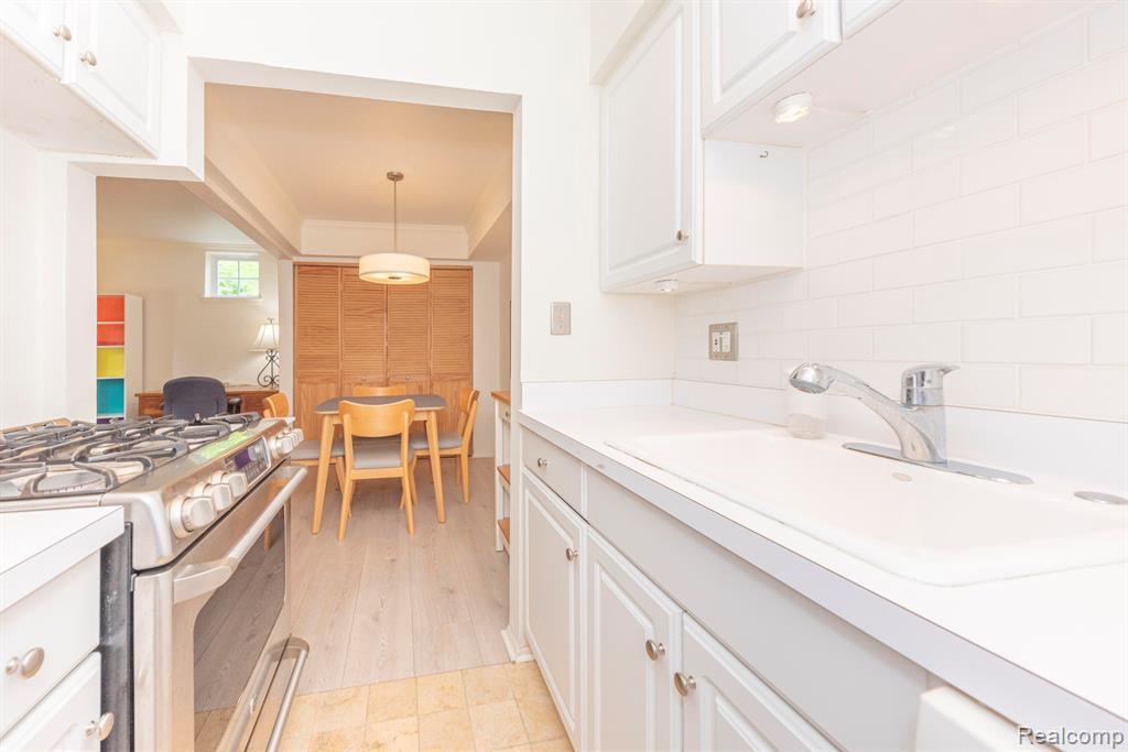 517 Longshore Dr, Ann Arbor, MI 48105 — Photo 14
