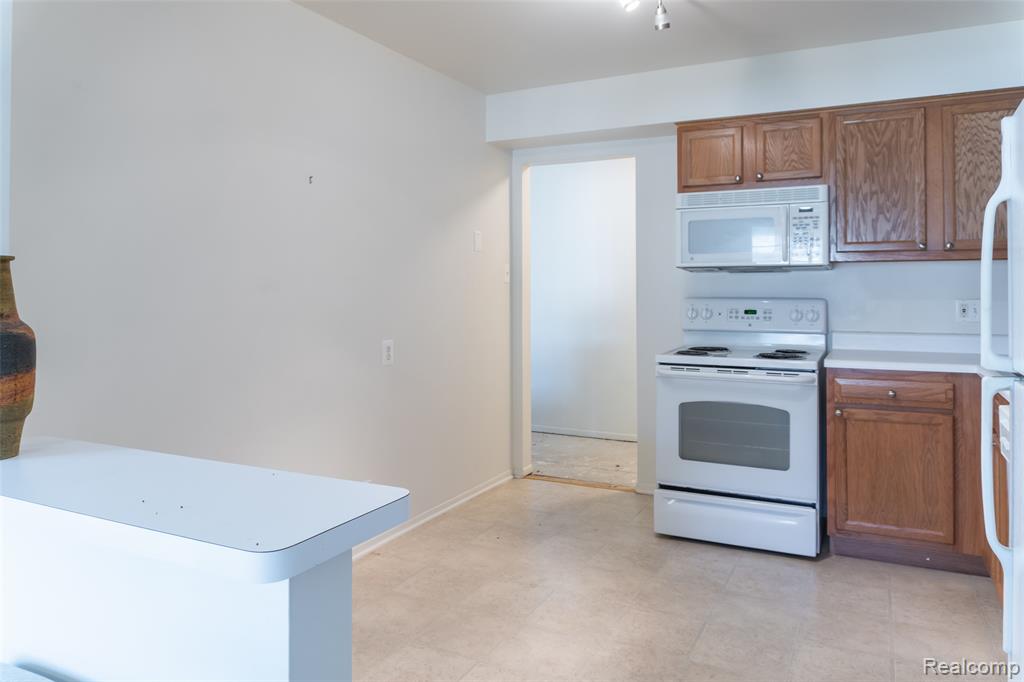 6145 Orchard Lake Road, 204, West Bloomfield, MI — Photo 10
