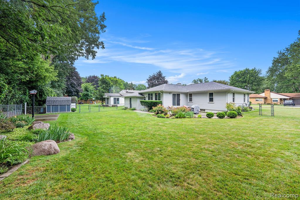 716 Gertrude Road, Waterford, MI 48328 — Photo 23