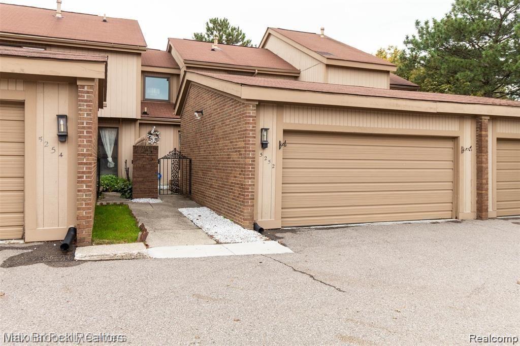 5252 WRIGHT WAY E, West Bloomfield, MI — front exterior